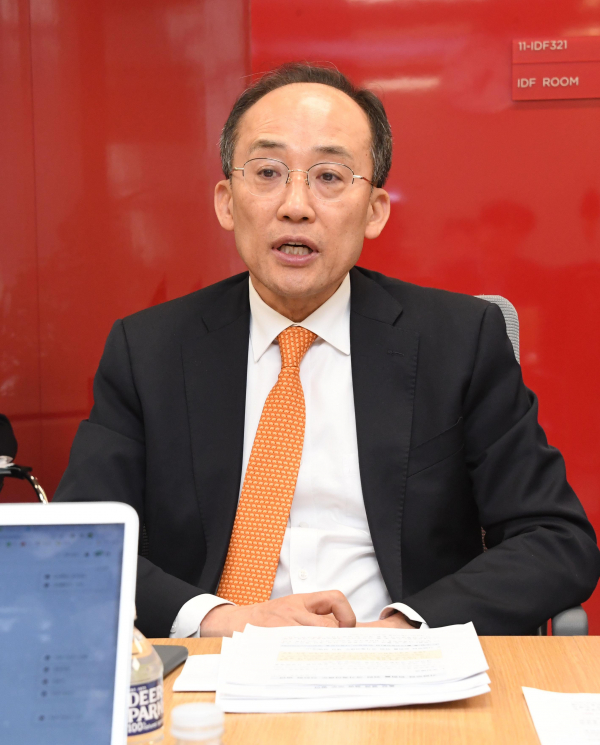 추경호 경제부총리 겸 기획재정부 장관이 지난 13일(현지시간) G20 재무장관·중앙은행 총재 회의 참석차 방문한 미국 워싱턴DC 국제통화기금(IMF) 본부에서 열린 동행기자단 간담회에서 발언하고 있다. / 사진=연합뉴스