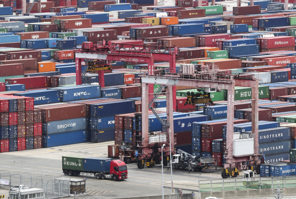 부산항 신선대부두 야적장에 컨테이너가 가득 쌓여 있다. / 사진=연합뉴스