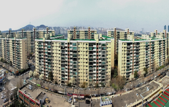 토지거래허가구역으로 묶여 있는 서울 강남구 압구정동의 한 아파트 전경 / 사진=시사저널E DB