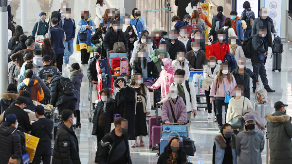 해외 여행객으로 북적이는 인천공항. / 사진=연합뉴스