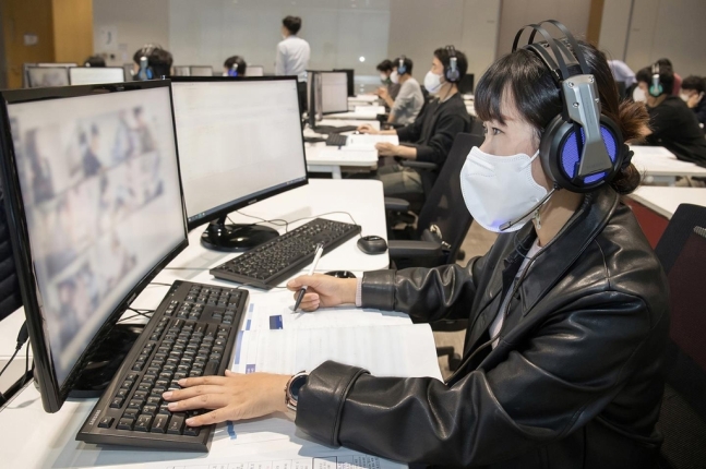 지난해 10월 경기도 용인 서천의 삼성전자 인재개발원에서 감독관들이 하반기 GSAT 응시자 대상 예비소집을 진행하는 모습. /사진=삼성전자