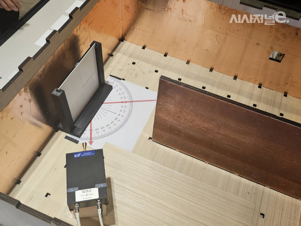 LG유플러스가 24일 6G 후보 주파수 테라헤르츠(㎔) 대역에 적용한 RIS 기술을 시연하는 모습. / 사진 = 김용수 기자