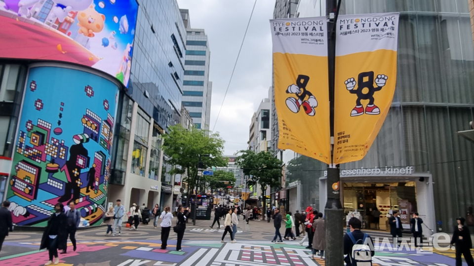 명동 중심가에 롯데쇼핑과 서울시 명동페스티벌 안내 깃발이 걸려있다. / 사진=한다원 기자