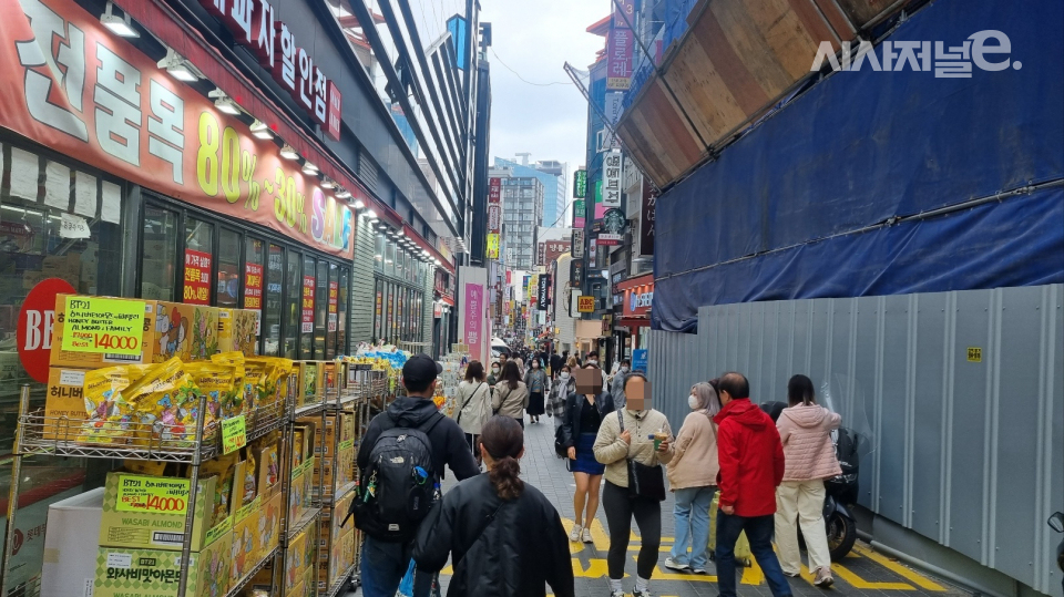명동 거리에 외국인 관광객들이 붐비고 있다. / 사진=한다원 기자