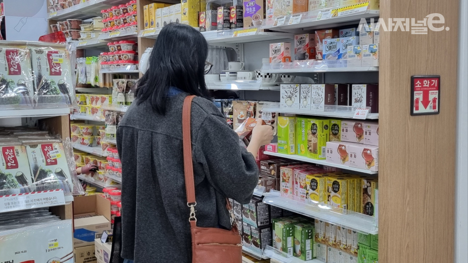 대만에서 온 관광객이 쇼핑하고 있다. / 사진=한다원 기자