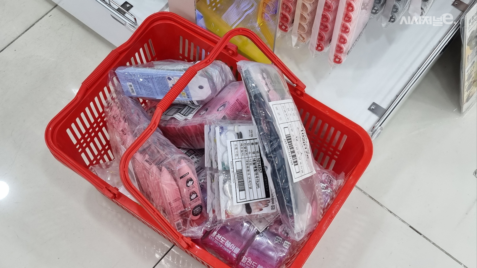 한 관광객의 쇼핑바구니. / 사진=한다원 기자