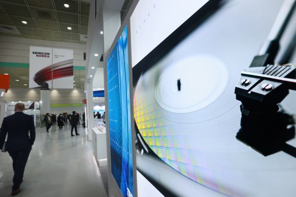 지난 2월 서울 강남구 코엑스에서 열린 글로벌 반도체 박람회 '세미콘 코리아 2023'을 찾은 업체 관계자 및 관람객들이 전시장을 둘러보고 있다. /사진=연합뉴스