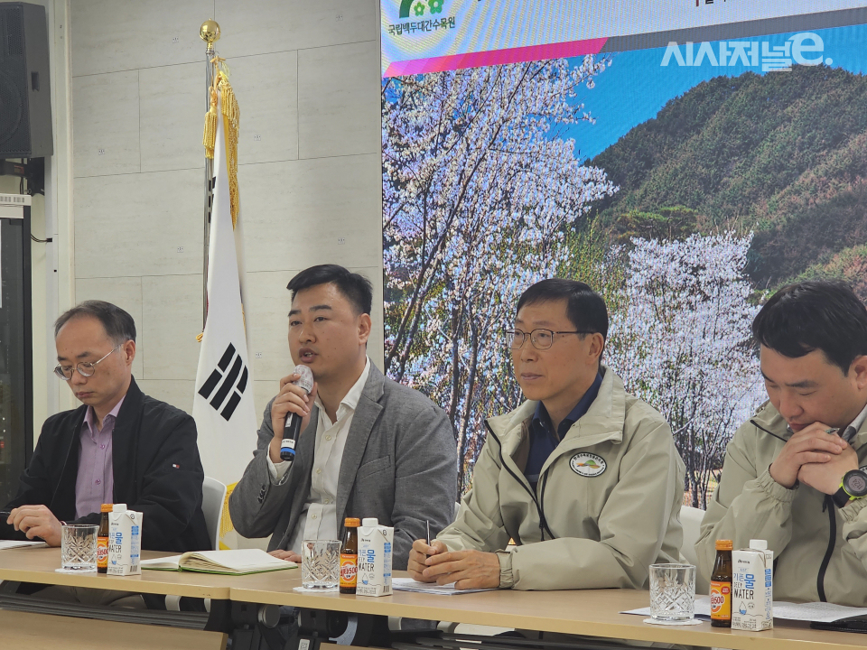 왼쪽부터 류현 LG유플러스 스마트레이더사업스쿼드 책임, 허영석 LG유플러스 스마트레이더사업스쿼드 PO, 이종건 국립백두대간수목원 원장, 김영진 국립백두대간수목원 수목원운영실 팀장 / 사진 = 김용수 기자