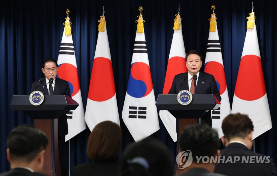 윤석열 대통령과 기시다 후미오 일본 총리가 7일 서울 용산 대통령실 청사에서 공동 기자회견을 하고 있다. / 사진=연합뉴스