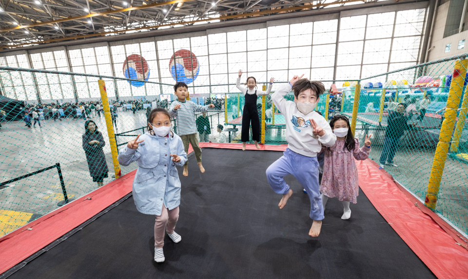 다양한 놀이시설과 즐길거리가 가득한 테마파크로 꾸며진 대한항공 본사 격납고 전경. / 사진=대한항공