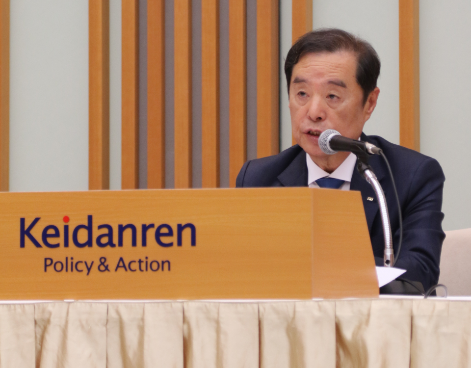 병준 전국경제인연합회 회장 직무대행이 10일 도쿄 게이단렌(일본경제단체연합회) 회관에서 게이단렌과 함께 개최한 미래파트너십 기금 관련 기자회견에서 기금 운용 방안에 관해 설명하고 있다. / 사진=연합뉴스