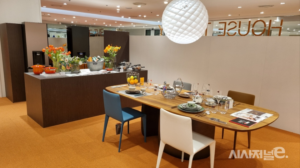 롯데백화점과 리빙센스, GS건설이 선보인 팝업스토어 입구에 주방부문이 꾸려져 있다. / 사진=한다원 기자