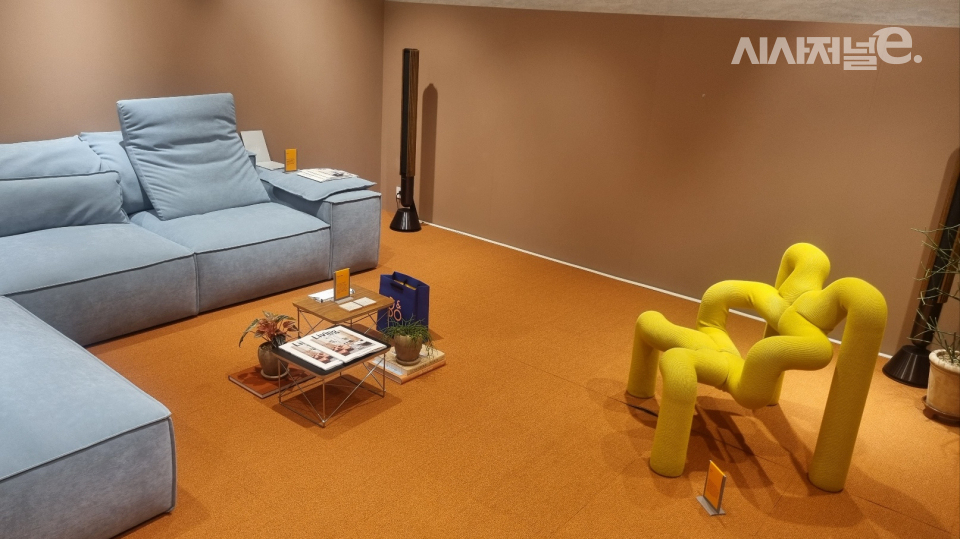 팝업스토어의 청음 공간. 서재와 음악을 더했다. / 사진=한다원 기자