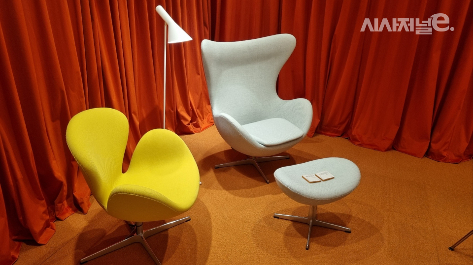 팝업스토어에서 소개되고 있는 의자들. / 사진=한다원 기자