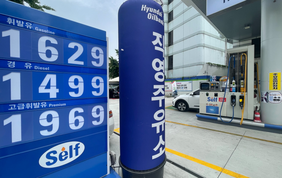 휘발유와 경유 가격 하락세가 이어지며 서민들의 유류비 부담이 줄어들고 있다. / 사진=연합뉴스