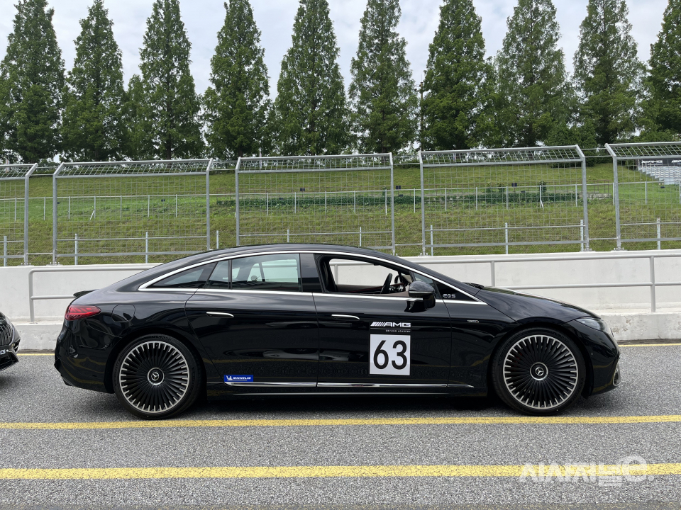 AMG EQS 옆모습. 유선형 디자인이 공기저항을 최소화했다. / 사진=유주엽 기자