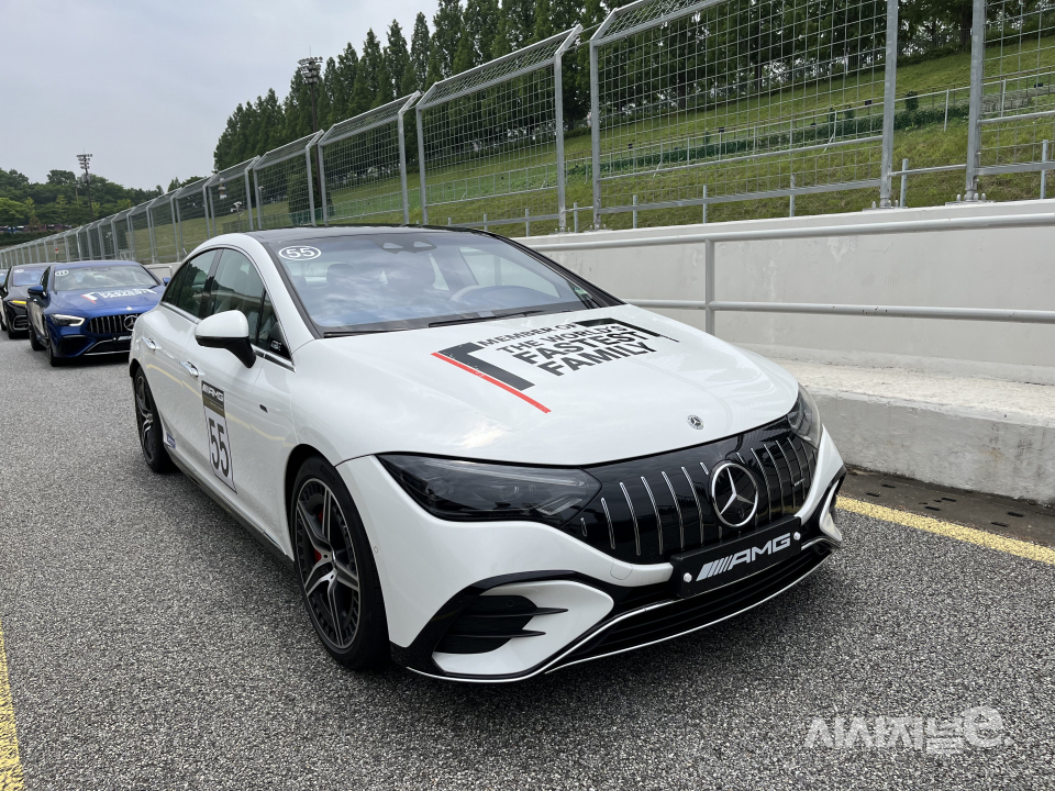 AMG EQE 전면부. AMG EQS와 유사한 디자인이 적용됐다. / 사진=유주엽 기자