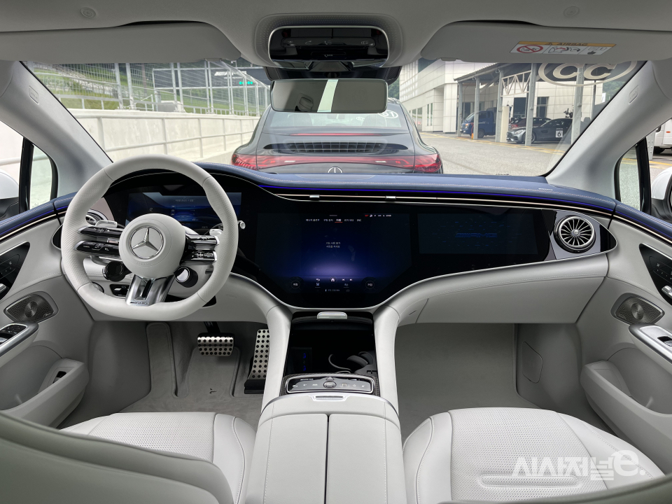 AMG EQE 1열. 널찍한 일체형 디스플레이가 특징이다. / 사진=유주엽 기자