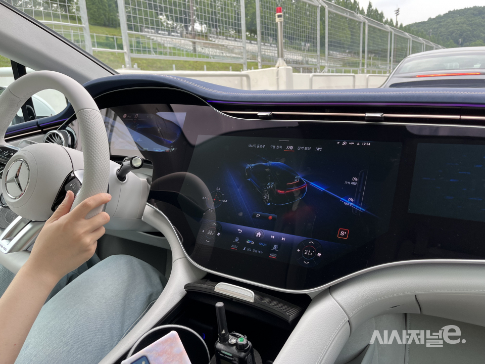 AMG EQE 내부 디자인 / 사진=유주엽 기자