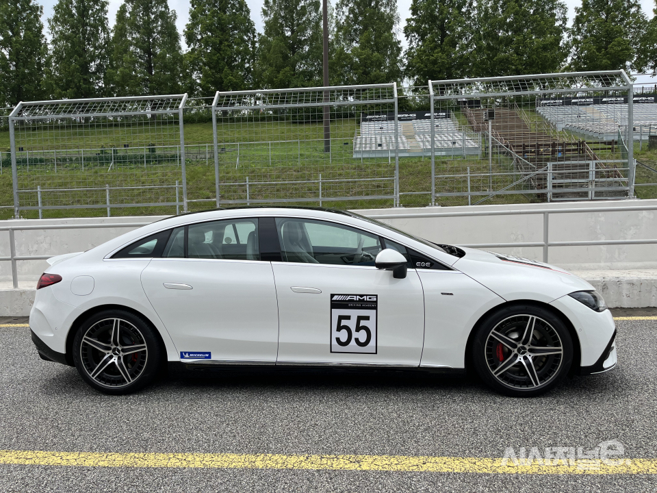 AMG EQE 옆모습. AMG EQS와 유사한 형태다. / 사진=유주엽 기자