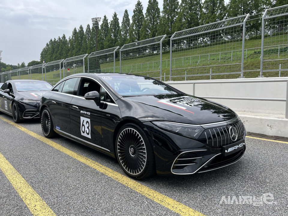 AMG EQS. 매끄러운 전면부가 특징이다. / 사진=유주엽 기자