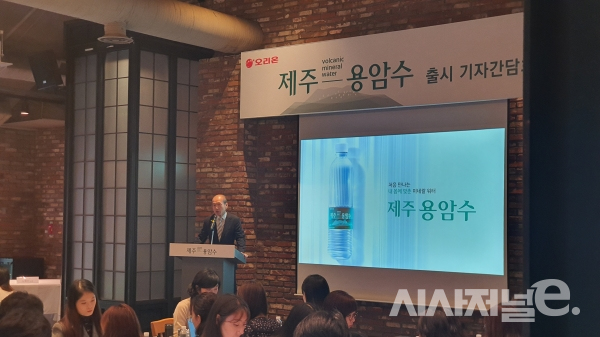 오리온 제주용암수 출시 기자간담회에서 허인철 부회장이 인사말을 하고 있다. / 사진=유재철 기자