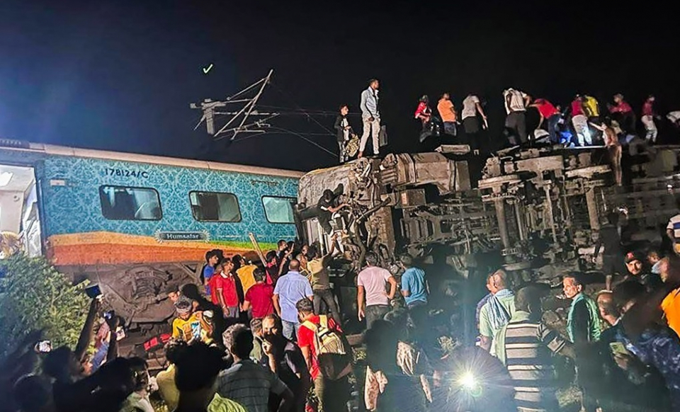 2일(현지시간) 인도 동부서 발생한 열차 충돌 관련 사고 현장./AP=연합뉴스