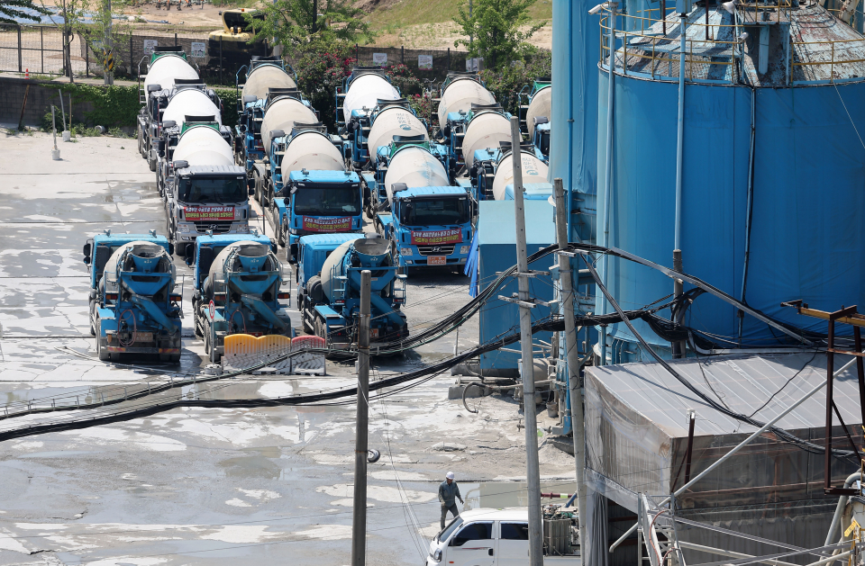 시멘트 회사인 쌍용C&E와 성신양회가 시멘트 가격 인상에 나설 예정이다. / 사진=연합뉴스