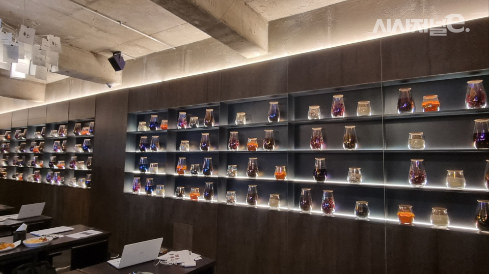 교촌필방 내부 벽에는 소스재료들이 채워져있다. 벽면 한쪽을 밀면 치마카세를 즐길 수 있는 공간이 나온다. / 사진=한다원 기자