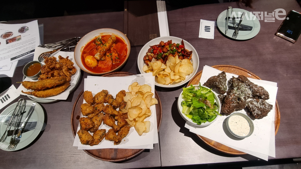 교촌필방 메뉴 중 일부. / 사진=한다원 기자