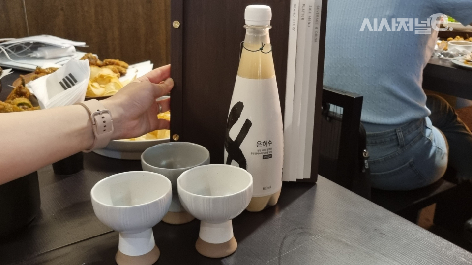 교촌필방에서 판매하는 은하수 막걸리. / 사진=한다원 기자