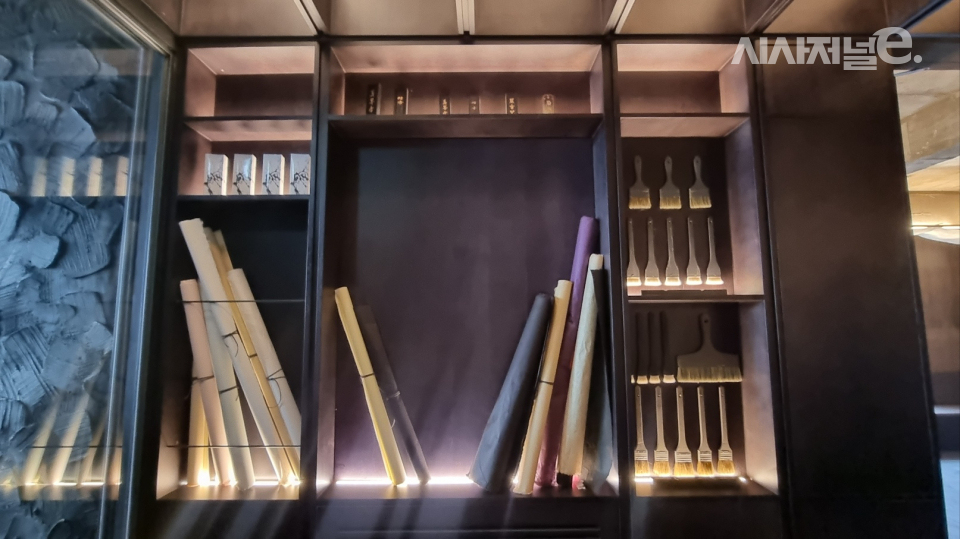 한쪽 벽이 필방답게 붓들이 전시돼 있다. / 사진=한다원 기자