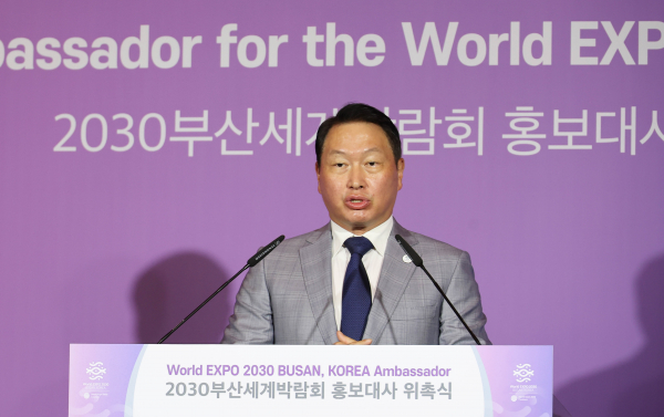 최태원 SK그룹 및 대한상공회의소 회장이 지난 19일 서울 용산 ㈜하이브에서 열린 BTS 부산엑스포 홍보대사 위촉식에서 인사말을 하고 있다. /사진=연합뉴스