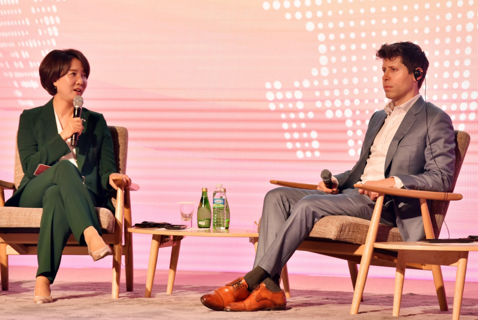 이영 중기부 장관과 샘 알트만 대표가 대화하고 있다. / 사진=갤럭시코퍼레이션