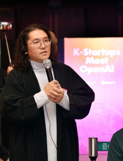 최용호 갤럭시코퍼레이션 대표가 샘 알트만 대표에게 질문하고 있다. / 사진=갤럭시코퍼레이션