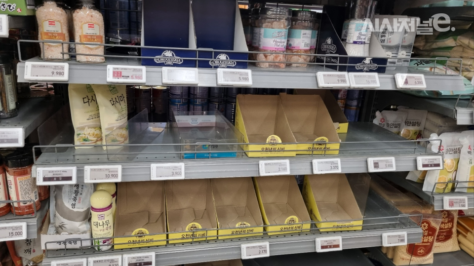 대형마트 소금 매대가 텅 비어있다. / 사진=한다원 기자
