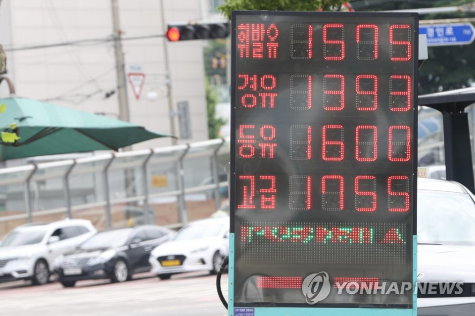 지난 11일 서울의 한 주유소 유가정보. / 사진-연합뉴스