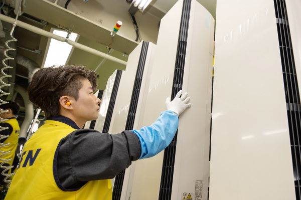 [사진1, 2] LG전자가 올 여름도 폭염이 전망되는 가운데 4월 초부터 에어컨 생산라인 풀가동에 들어갔다. LG전자 직원이 경남 창원시에 있는 에어컨 생산라인에서 휘센 타워II를 생산하고 있다.