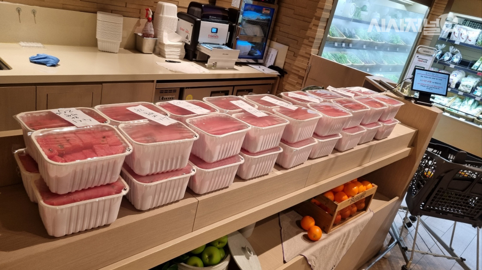 더현대서울 프레시 마켓에 놓여진 잘려진 수박들. / 사진=한다원 기자