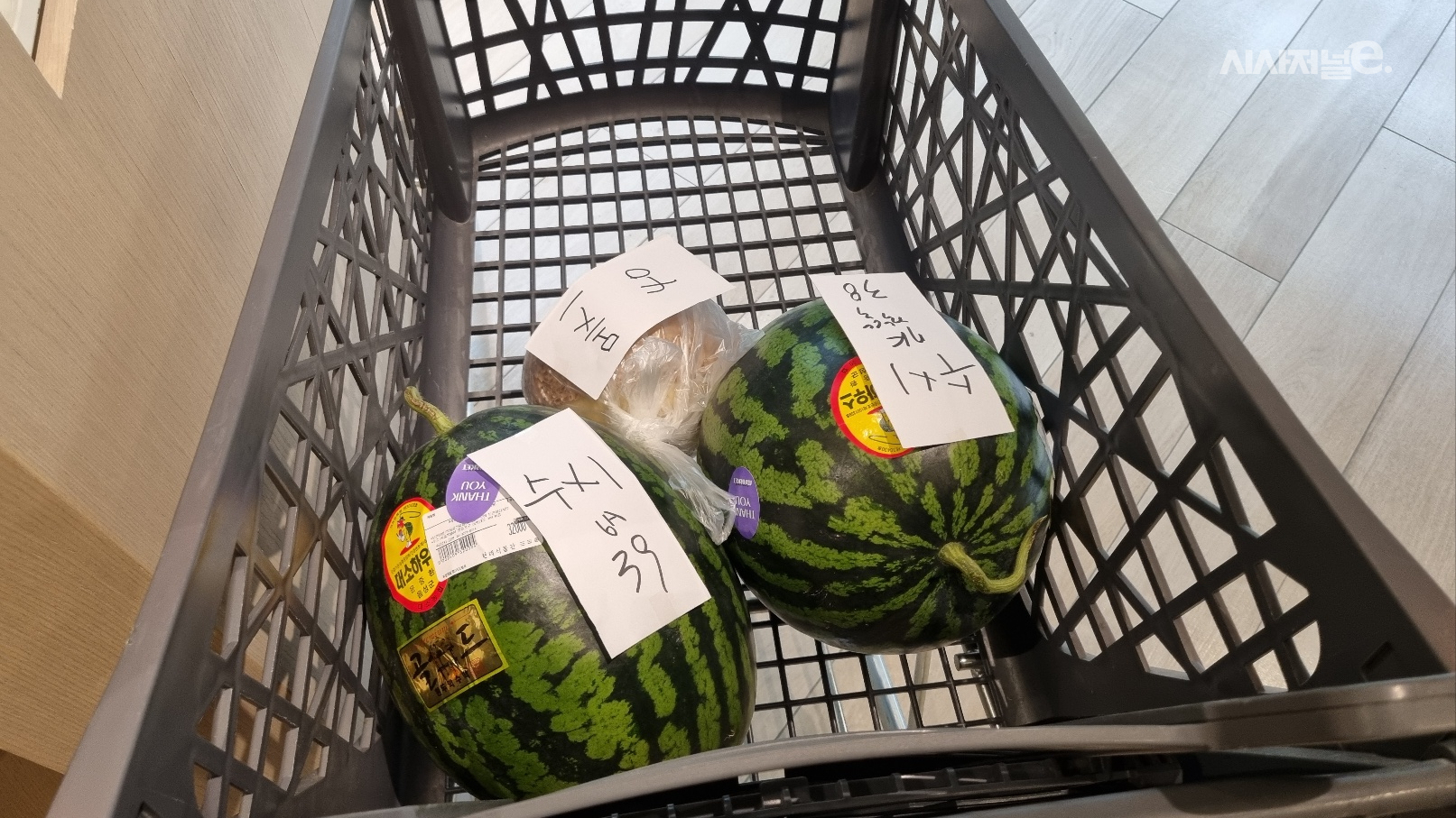 프레시 마켓에 고객들이 구매한 수박들이 놓여져 있다. / 사진=한다원 기자