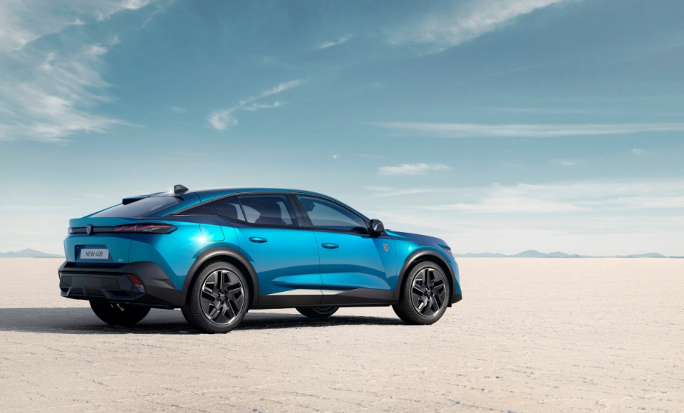 지난 5월 국내에 출시된 푸조 408. 최근 인기있는 크로스오버(CUV) 형태의 모델이다. / 사진=스텔란티스 코리아