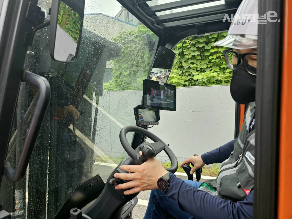지난달 29일 경북 경주시에서 기자들을 대상으로 진행된 'LG유플러스 스마트안전관리솔루션' 시연회에서 지게차 운전자가 'AI 기반 지게차 충돌방지 솔루션'을 시연하고 있다. / 사진 = 김용수 기자