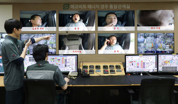 관제실에서 '영상안전 운전자 행동분석 솔루션' 영상을 확인하는 모습 / 사진 = LG유플러스