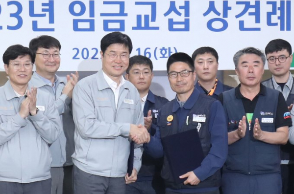 이상균 HD현대중공업 대표(왼쪽)와 정병천 현대중공업 노동조합 지부장이 올해 5월 울산 본사에서 열린 ‘2023 임금교섭 상견례’를 마친 후 악수하는 모습. /사진=현대중공업