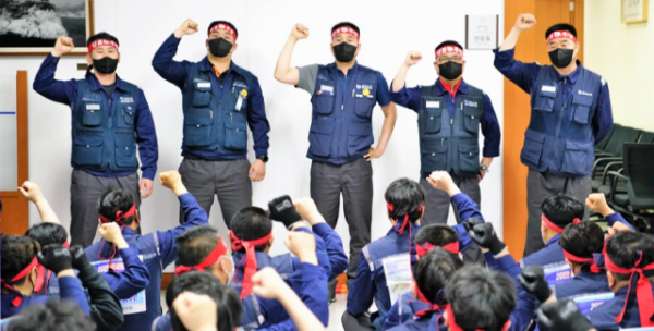 현대제철 노조가 지난해 9월 특별격려금 지급을 요구하며 벌인 사장실 점거 농성 모습. /사진=현대제철