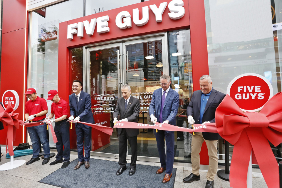 에프지코리아 파이브가이즈가 지난달 26일 오픈 테이프 커팅식을 하고 있다.  좌측부터 오민우 에프지코리아 대표이사, 이안 로스 멕켄지 파이브가이즈 아시아태평양 운영 총괄 부사장, 김동선 한화갤러리아 전략본부장, 필립 골드버그 주한 미국대사, 사무엘 허드슨 체임벌린 파이브가이즈 인터내셔널 최고운영책임자, 윌리암 오비드 피쳐 파이브가이즈 인터내셔널 부사장. / 사진=에프지코리아