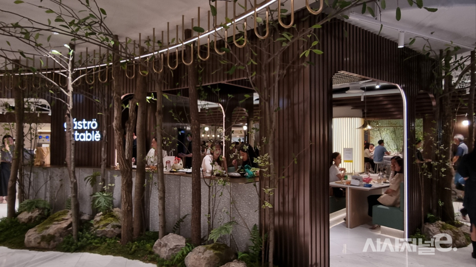 현대백화점 압구정 본점이 리뉴얼한 푸드코트 '가스트로 테이블'. / 사진=한다원 기자