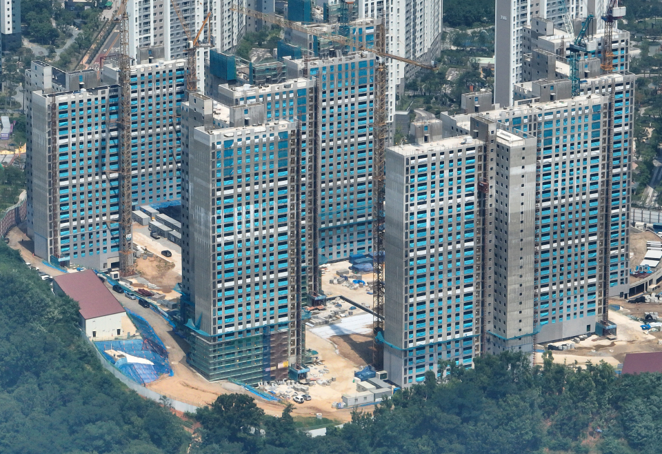 인천 검단신도시 아파트 지하주차장 붕괴 사고와 관련해 시공사인 GS 건설이 5일 사고가 난 아파트 단지 전체에 대한 전면 재시공 계획을 밝혔다.