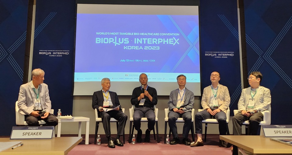 &nbsp;‘바이오플러스 인터펙스 코리아(BIX) 2023’ 컨퍼런스 중 하나로 12일 오전 서울 코엑스에서 진행된 ‘급부상하는 플랫폼 기술-ADC, 프로탁&amp;운반체’ 전문세션에서 배진건 이노큐어테라퓨틱스 수석부사장 김용주 레고켐바이오 대표, 맹재열 에이조스바이오 전무, 이구 테라펙스 대표, 배낙현 대웅제약 항암신약2팀장, 김남중 프레이저테라퓨틱스 전무(사진 왼쪽부터)가 패널 토론을 진행하고 있다. /사진=김지원 기자