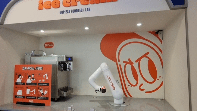 고피자 광화문 글로벌 본사에는 아이스크림을 제공하는 로봇팔이 있다. / 사진=한다원 기자